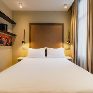 Kleine Kamer met een King Size Bed